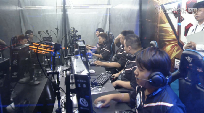 舆论瞬间两 舆论瞬间两